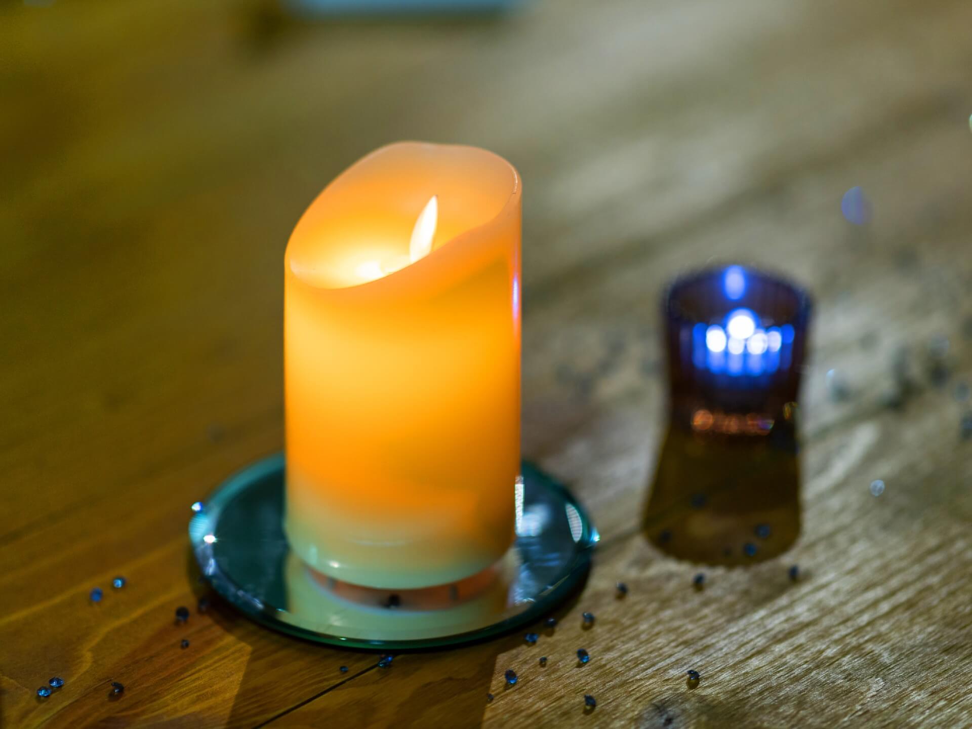 Navy Blue Feather Centrepiece – Sophisticated and Striking Table Styling - Image 3