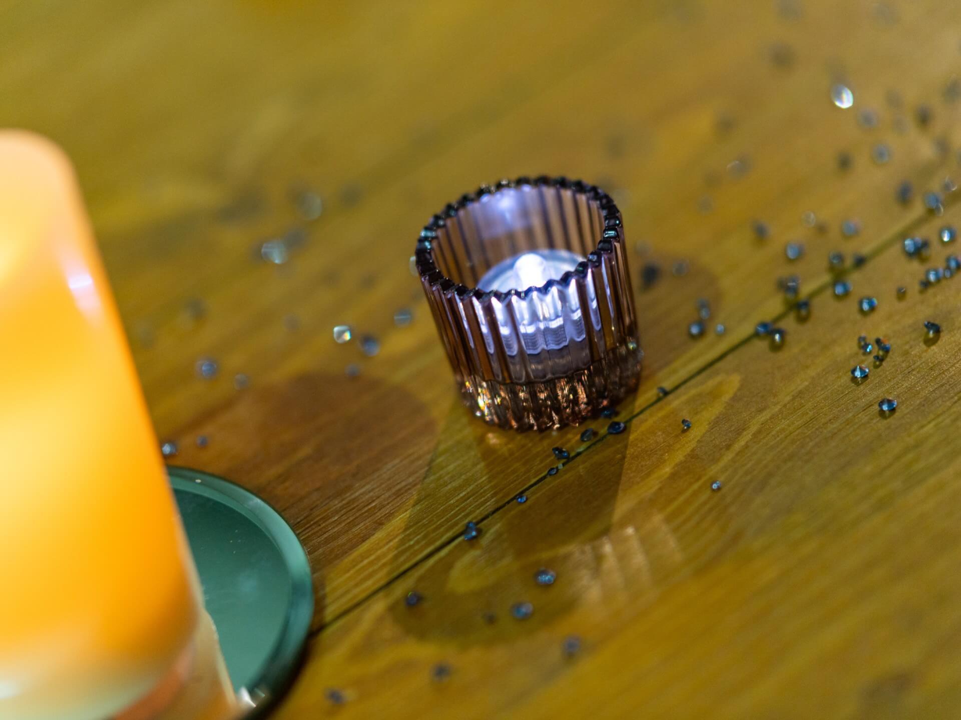 Navy Blue Feather Centrepiece – Sophisticated and Striking Table Styling - Image 4