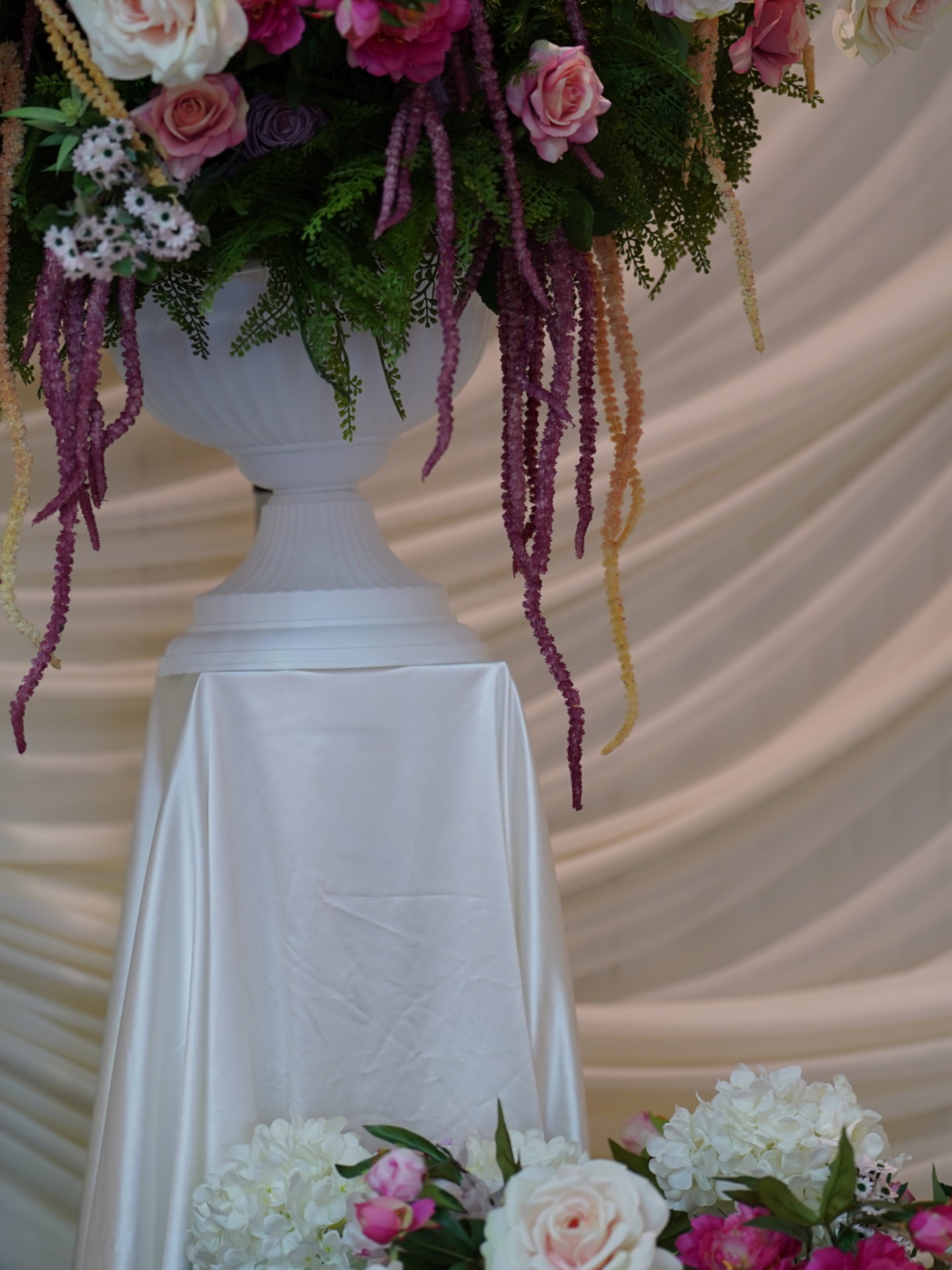 Clear 1m Acrylic Plinth for Stylish Displays and Centrepieces - Image 3