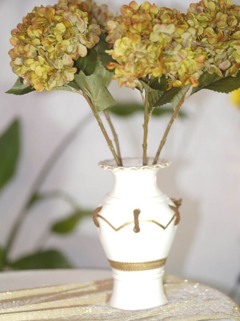 White vase hydrangea table centrepiece, ideal for table centrepieces for hire at weddings and receptions.
