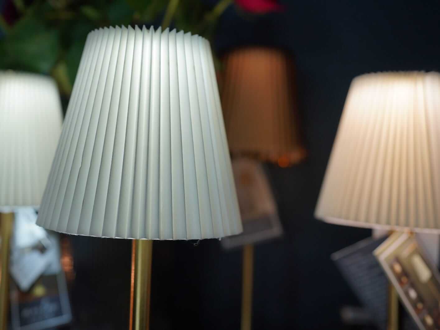 Cordless lamp, warm glow from a rechargeable table lamp in a venue setup